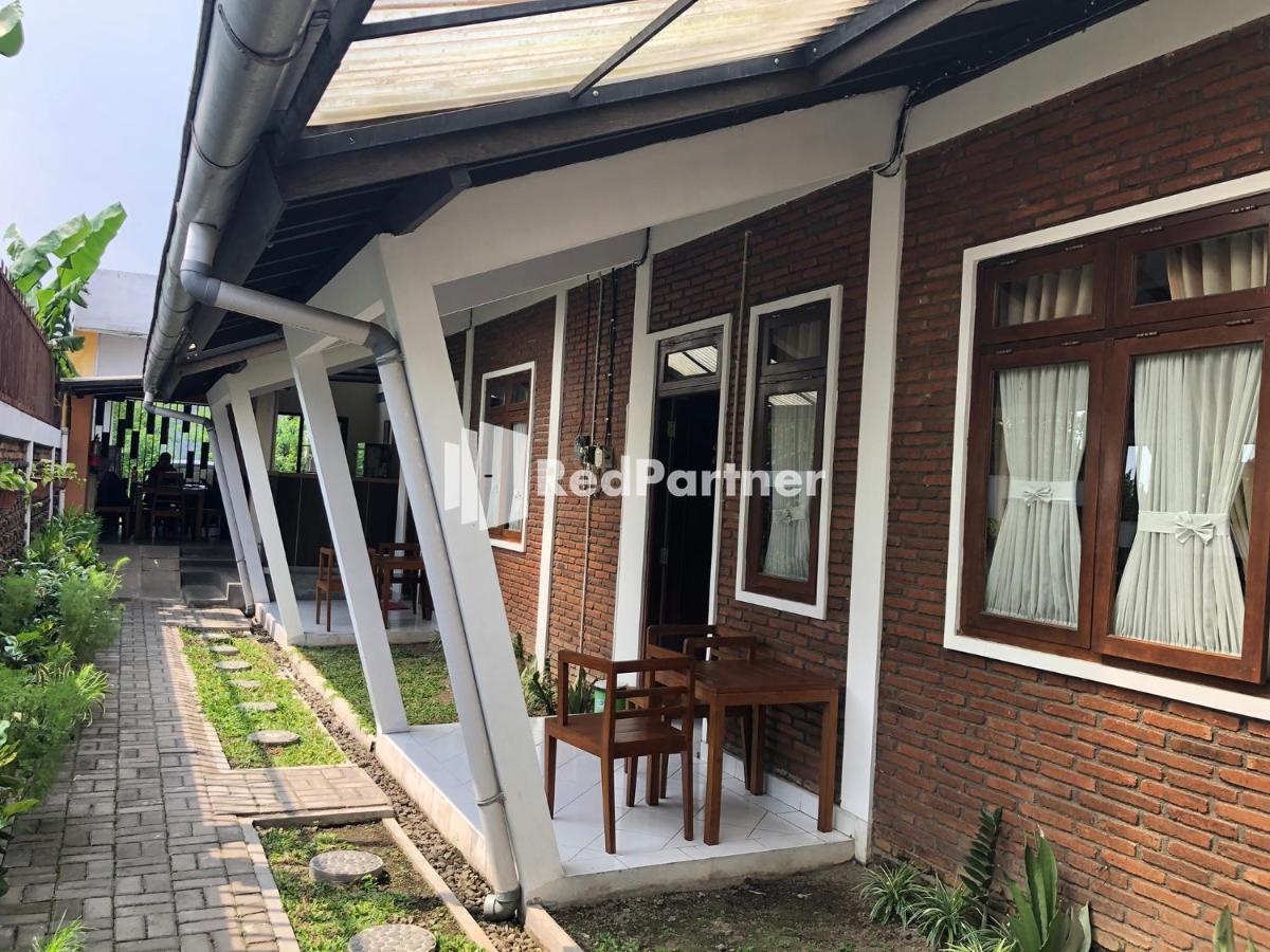 Rifka Annisa Guesthouse Syariah Redpartner Yogyakarta Exteriör bild